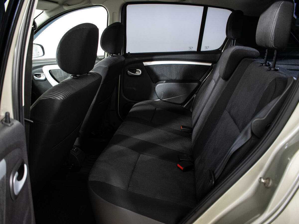 Renault Sandero с пробегом — 2013 год. Фото: #7