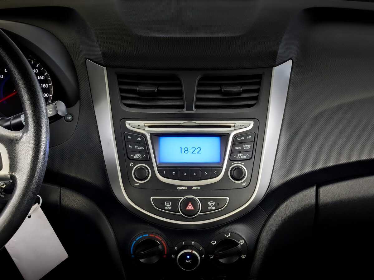 Hyundai Solaris с пробегом — 2012 год. Фото: #12