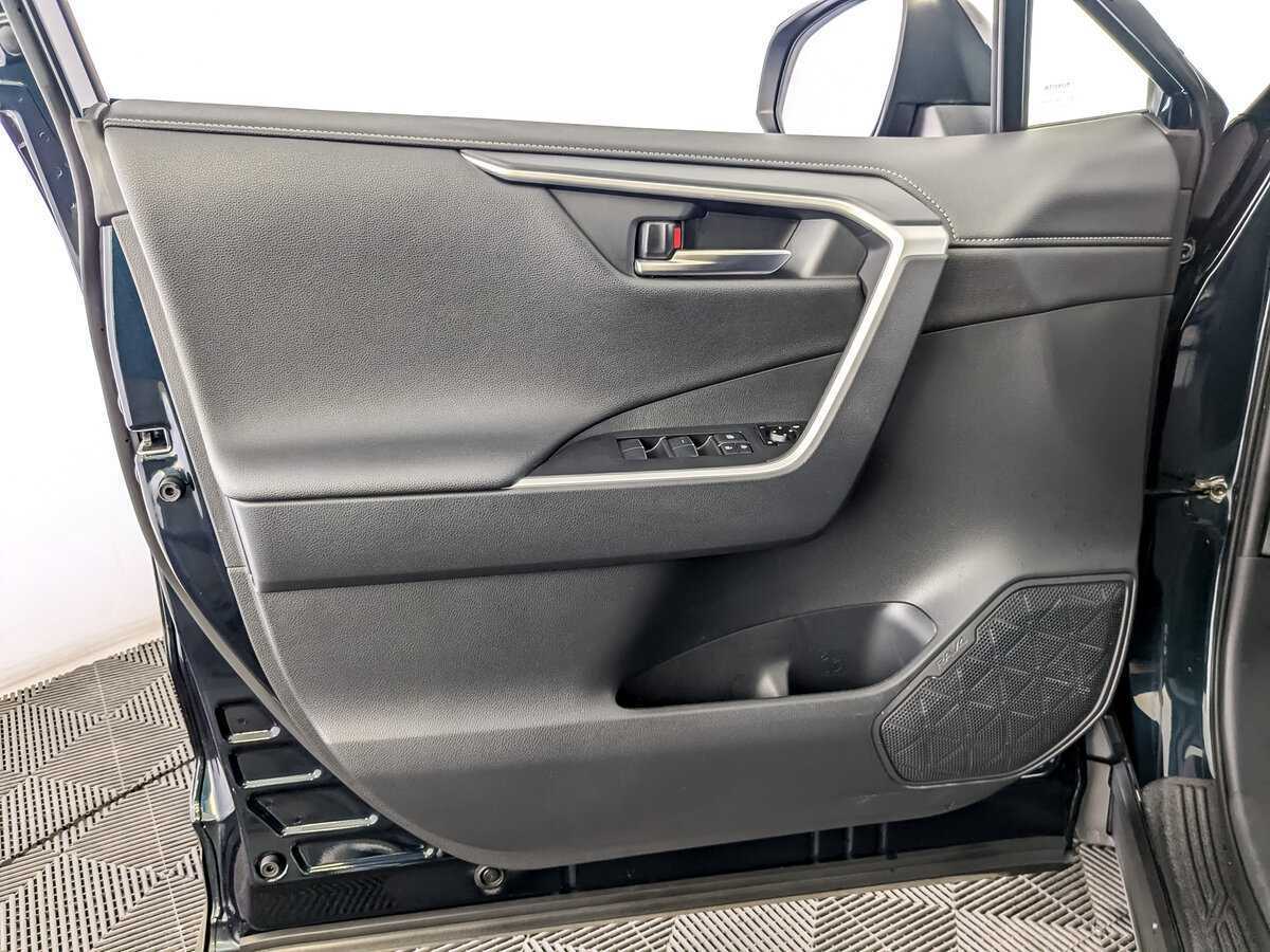 Toyota RAV4 с пробегом — 2020 год. Фото: #3