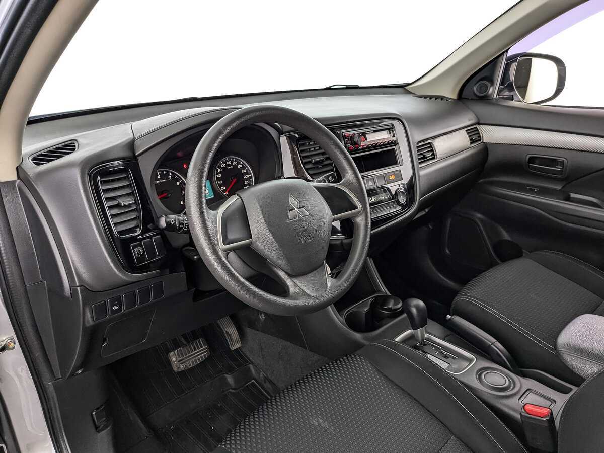 Mitsubishi Outlander с пробегом — 2015 год. Фото: #10