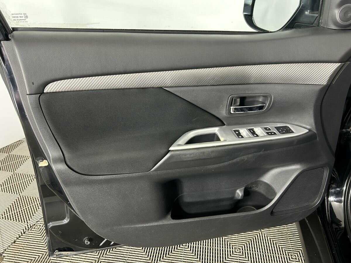 Mitsubishi Outlander с пробегом — 2015 год. Фото: #6