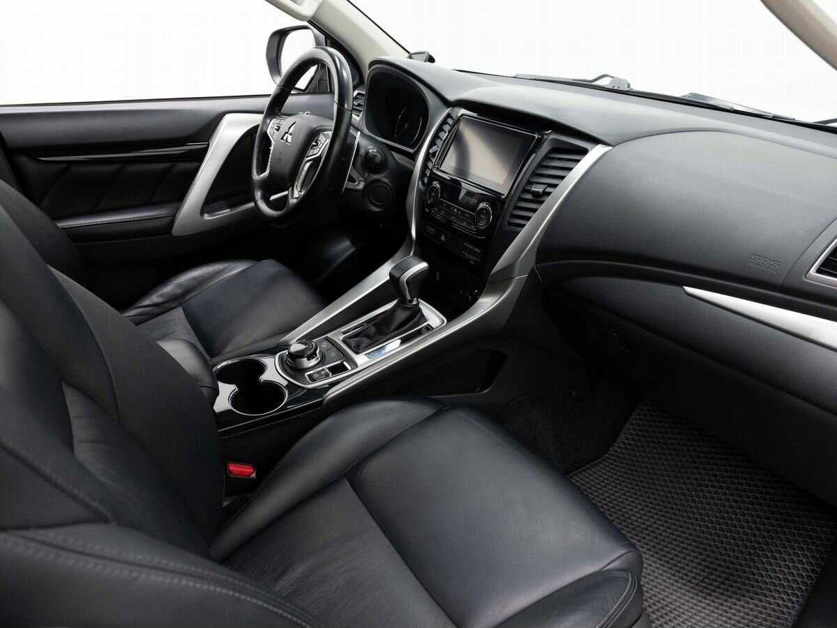 Mitsubishi Pajero Sport с пробегом — 2017 год. Фото: #10