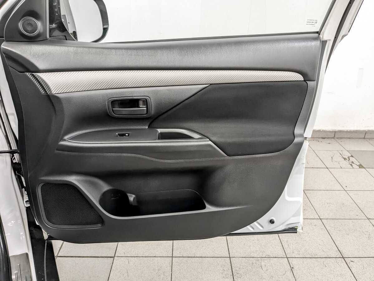 Mitsubishi Outlander с пробегом — 2015 год. Фото: #23