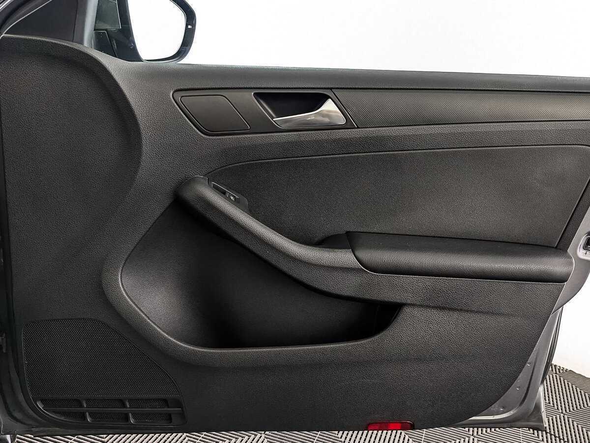 Volkswagen Jetta с пробегом — 2016 год. Фото: #24