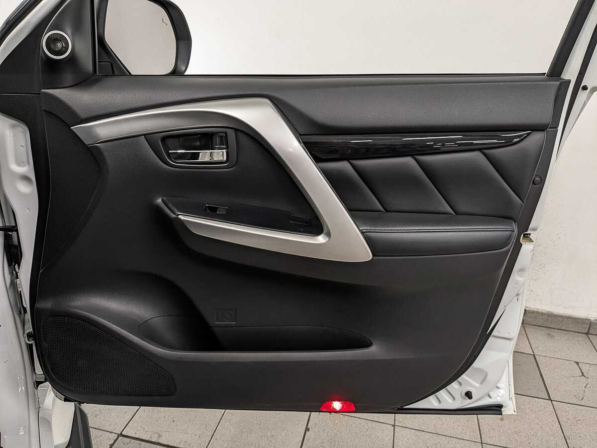 Mitsubishi Pajero Sport с пробегом — 2017 год. Фото: #21