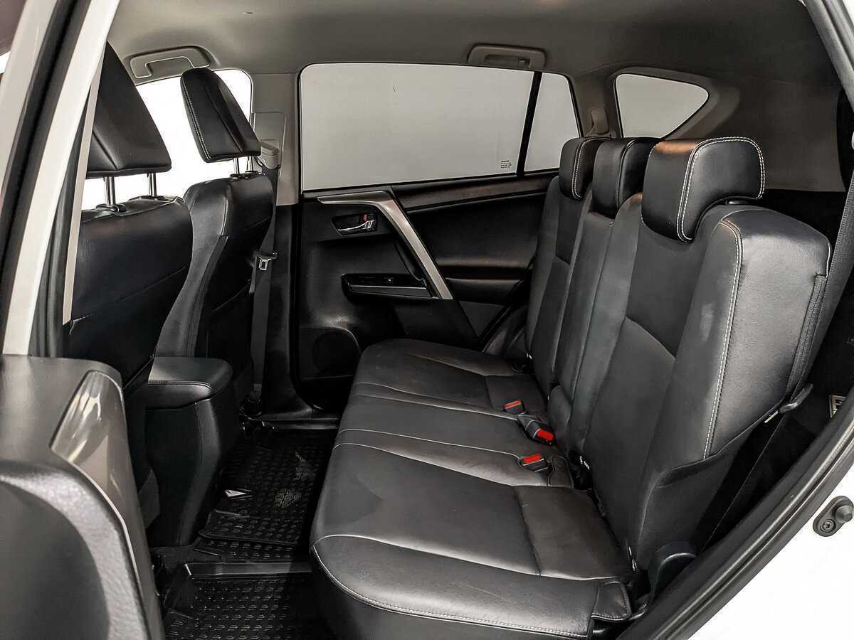 Toyota RAV4 с пробегом — 2017 год. Фото: #17