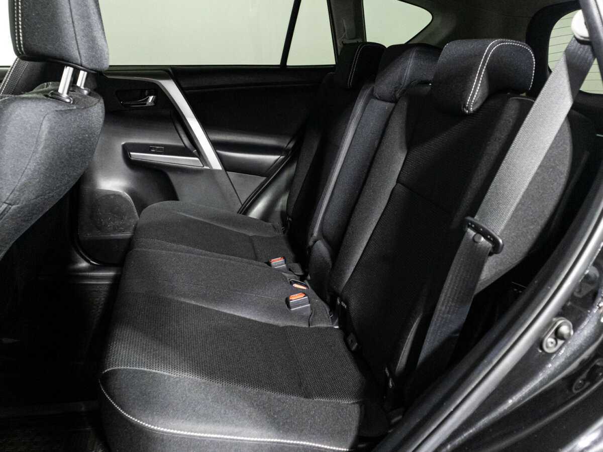 Toyota RAV4 с пробегом — 2015 год. Фото: #9