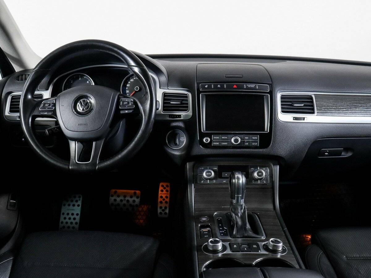 Volkswagen Touareg с пробегом — 2015 год. Фото: #11