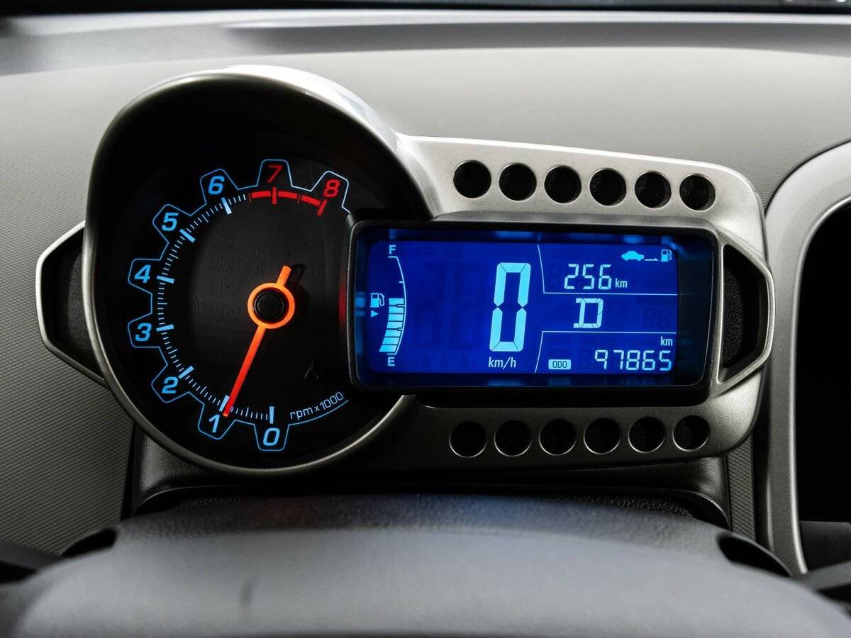 Chevrolet Aveo с пробегом — 2015 год. Фото: #12