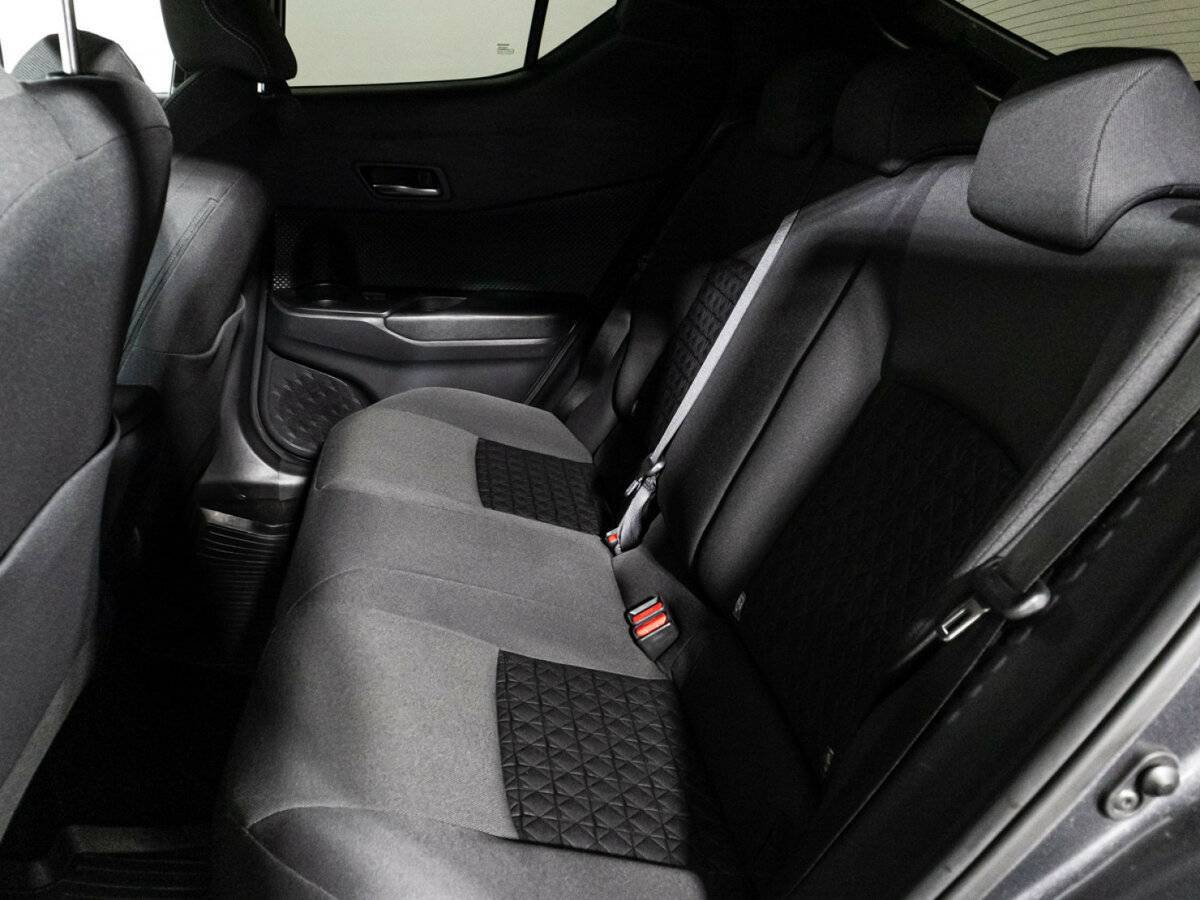 Toyota C-HR с пробегом — 2020 год. Фото: #9