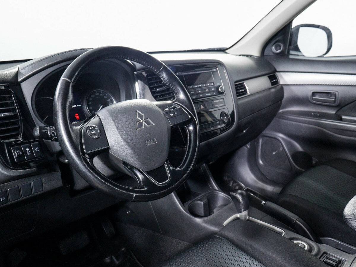 Mitsubishi Outlander с пробегом — 2015 год. Фото: #10