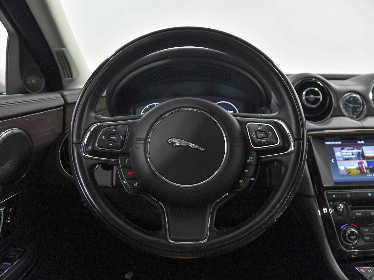 Jaguar XJ с пробегом — 2016 год. Фото: #9