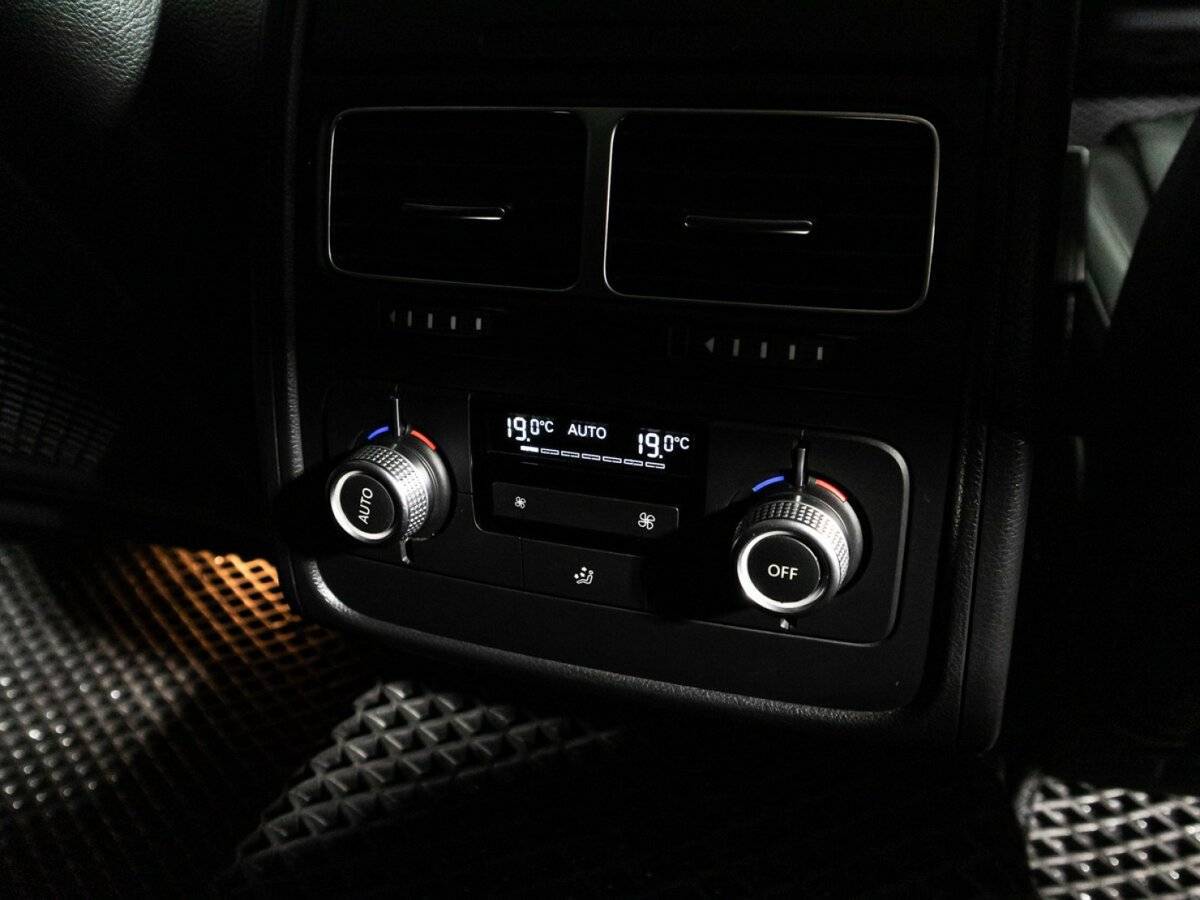 Volkswagen Touareg с пробегом — 2015 год. Фото: #24