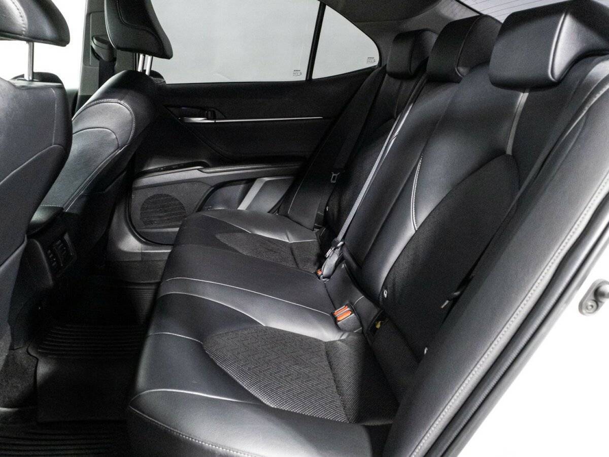 Toyota Camry с пробегом — 2021 год. Фото: #9