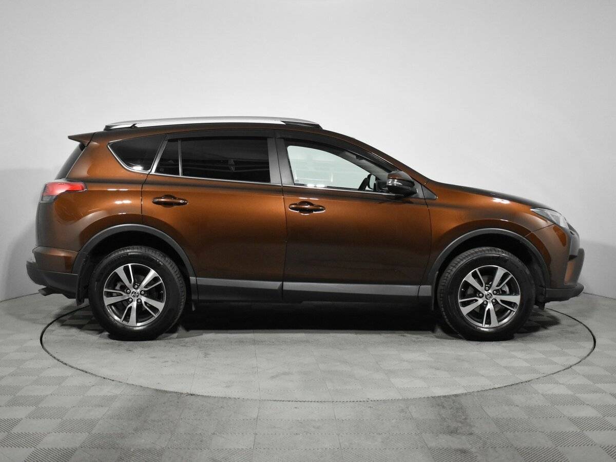 Toyota RAV4 с пробегом — 2017 год. Фото: #4