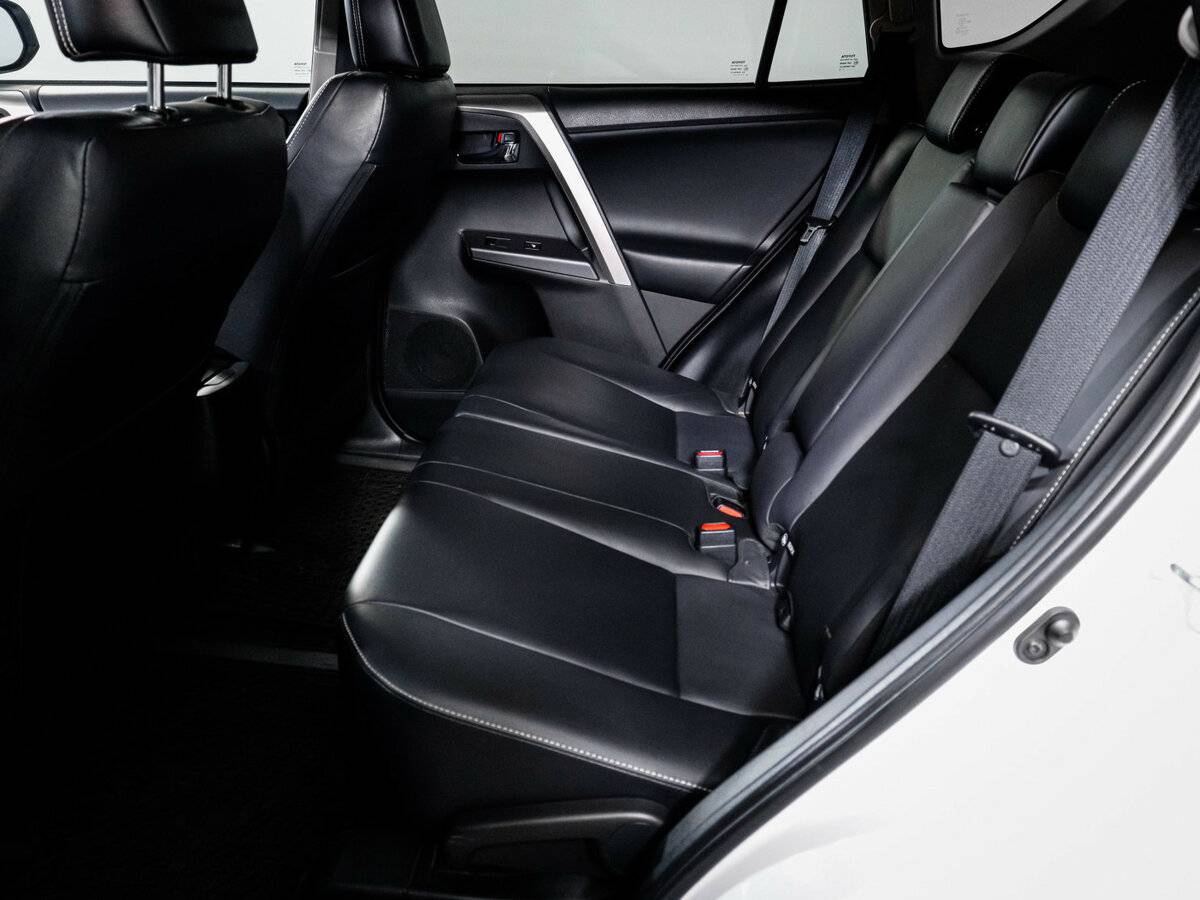 Toyota RAV4 с пробегом — 2018 год. Фото: #9