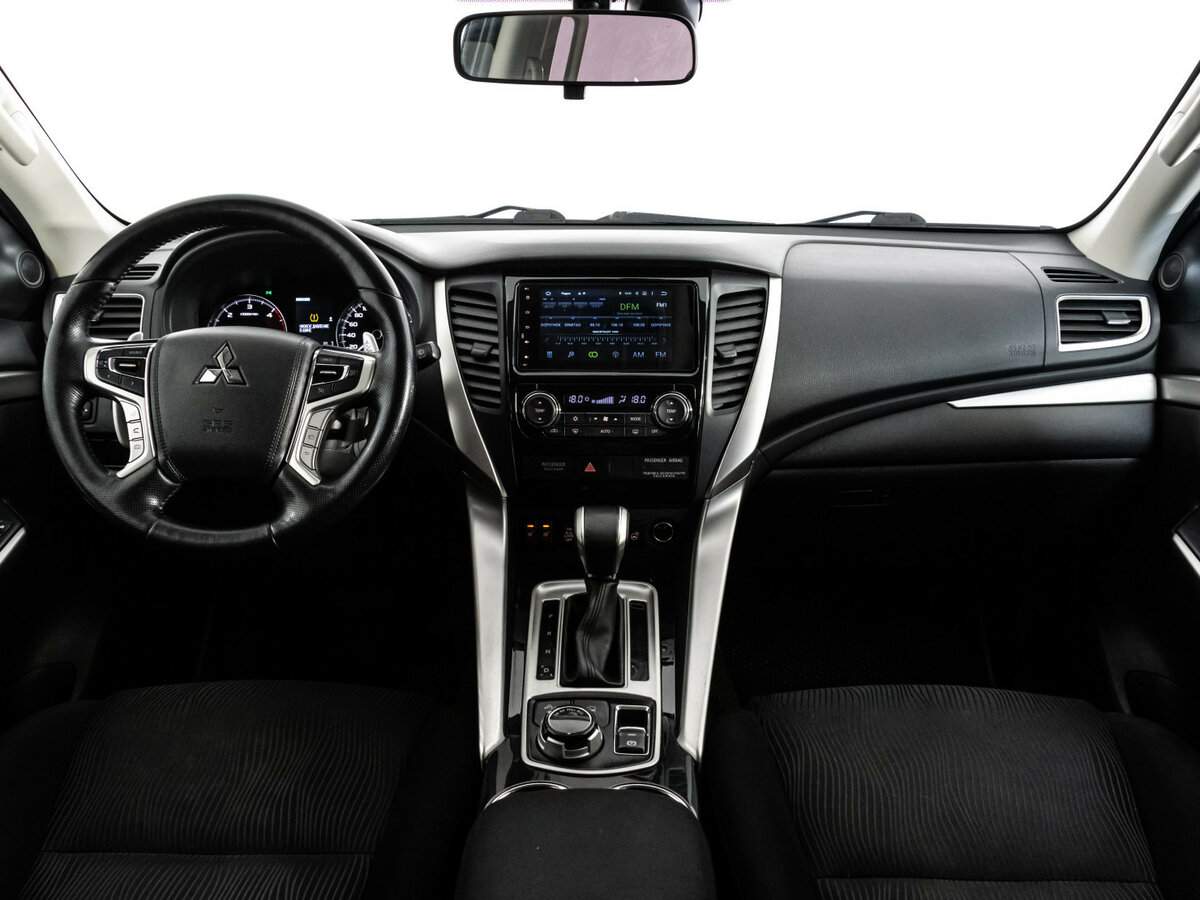 Mitsubishi Pajero Sport с пробегом — 2017 год. Фото: #9