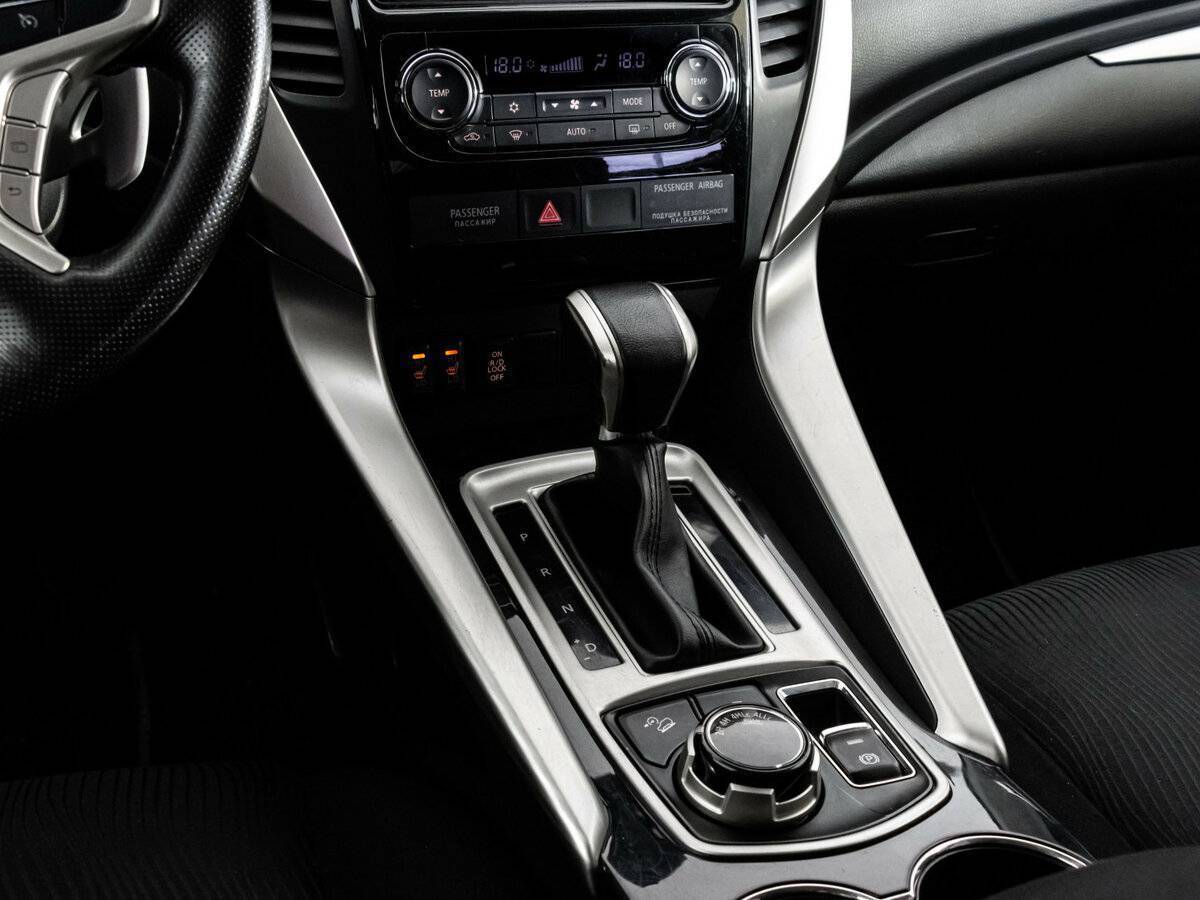 Mitsubishi Pajero Sport с пробегом — 2017 год. Фото: #14