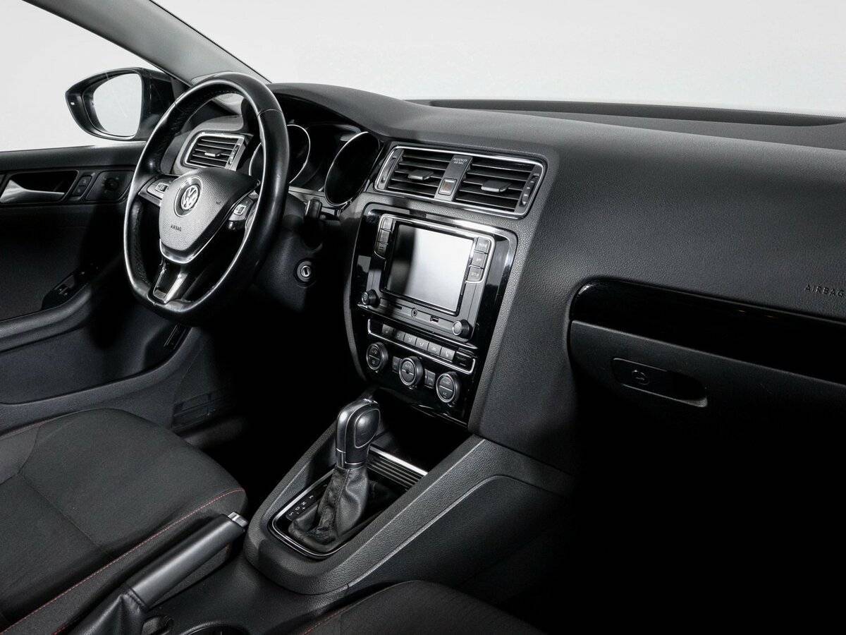 Volkswagen Jetta с пробегом — 2017 год. Фото: #8