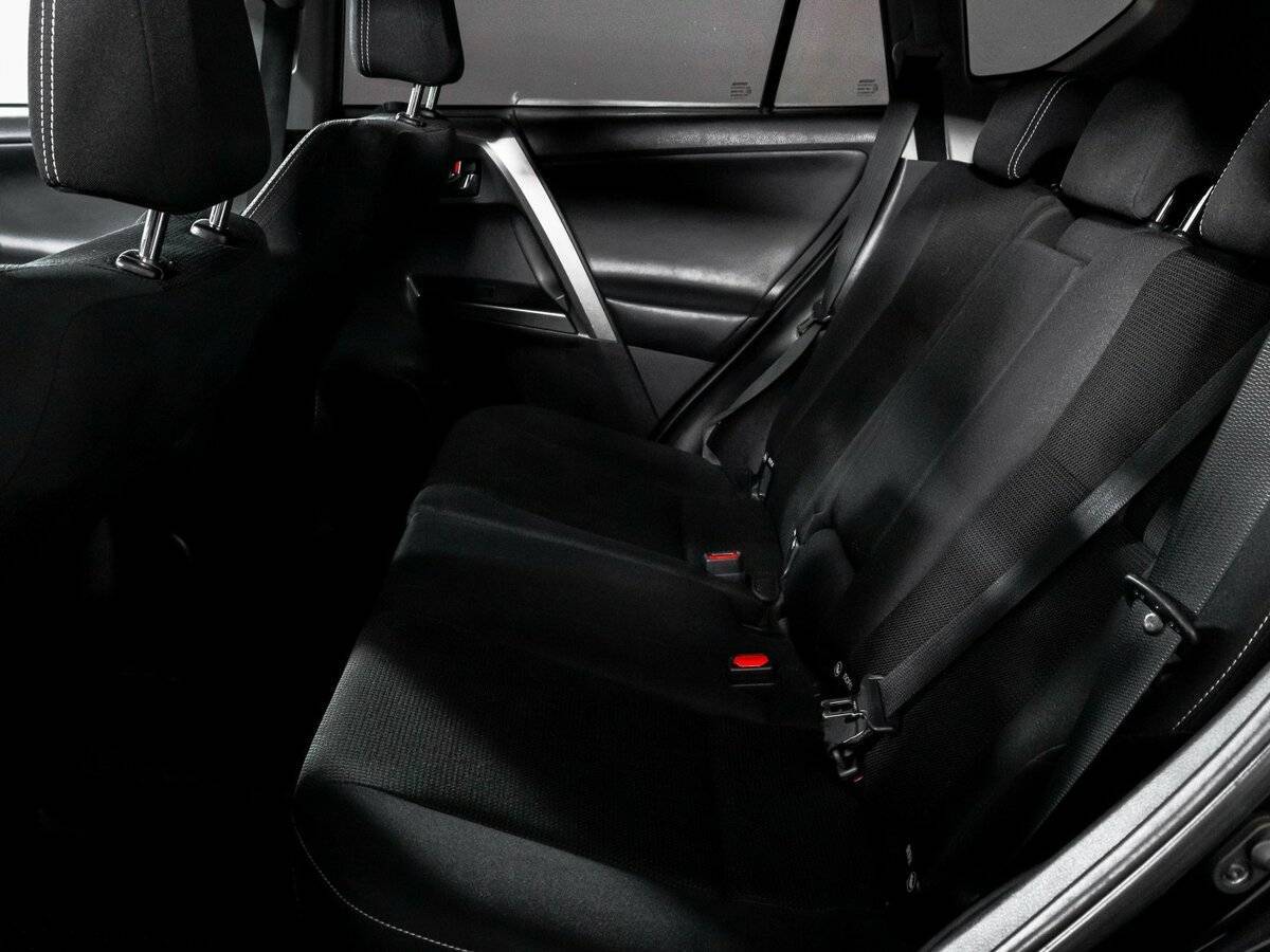 Toyota RAV4 с пробегом — 2017 год. Фото: #9