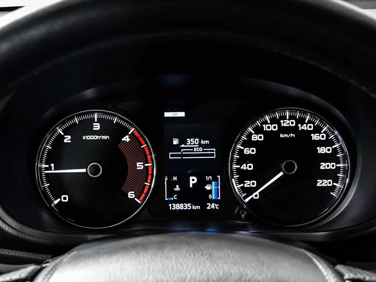 Mitsubishi Pajero Sport с пробегом — 2017 год. Фото: #9