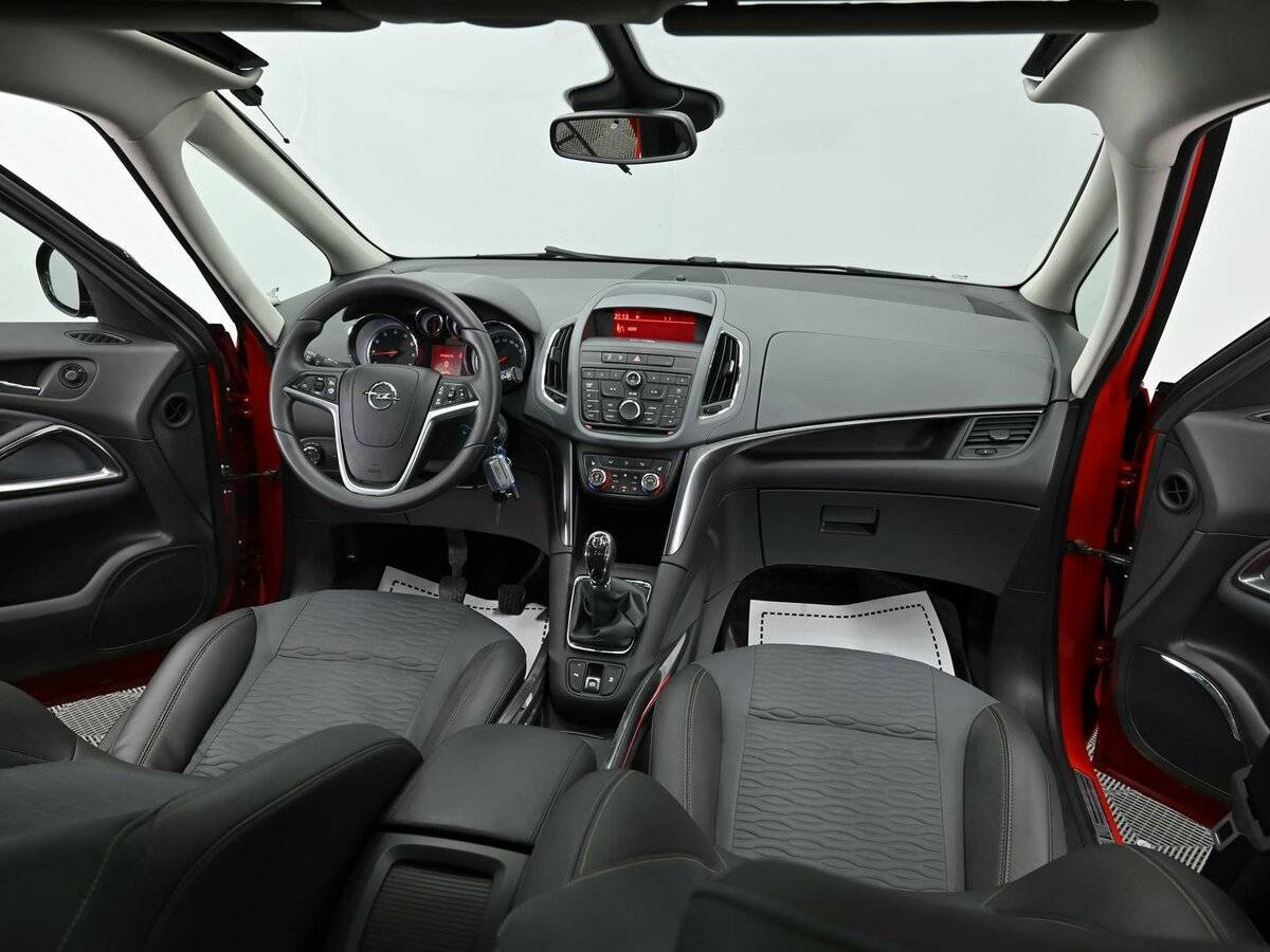 Opel Zafira с пробегом — 2012 год. Фото: #11