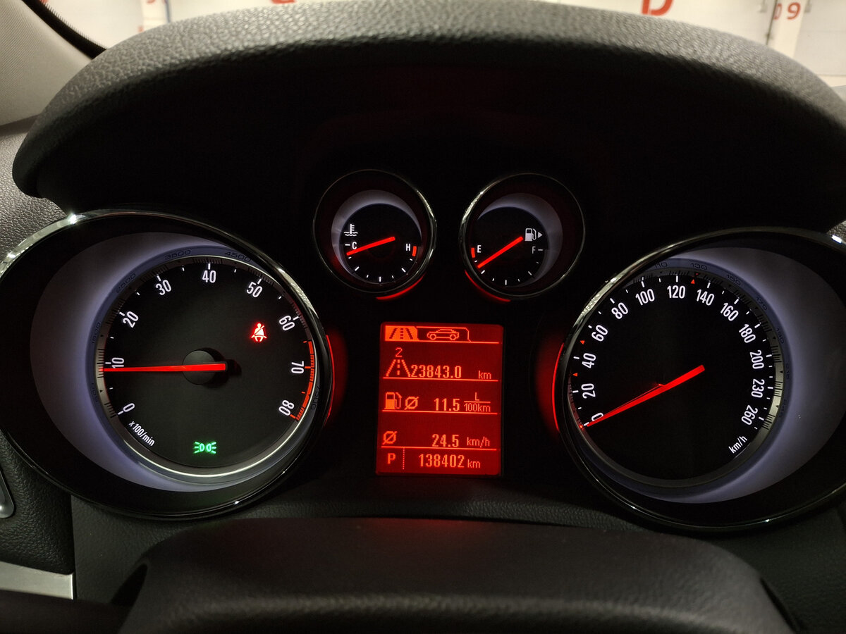 Opel Mokka с пробегом — 2013 год. Фото: #12