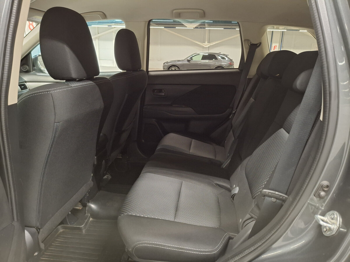 Mitsubishi Outlander с пробегом — 2015 год. Фото: #11