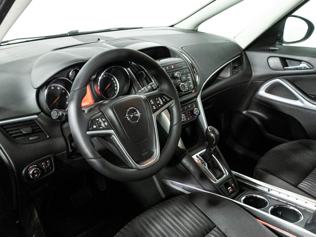 Opel Zafira с пробегом — 2013 год. Фото: #10