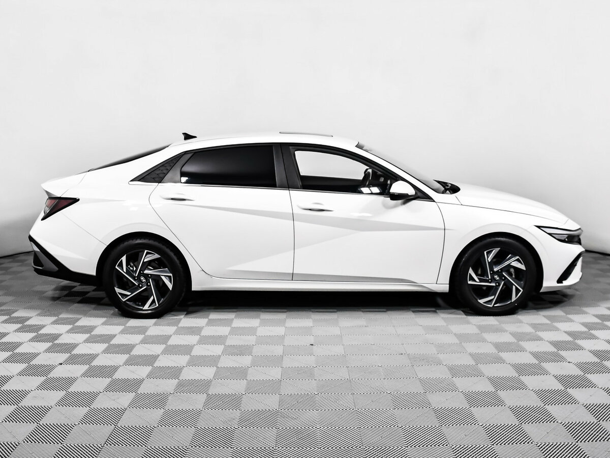 Hyundai Elantra с пробегом — 2023 год. Фото: #3
