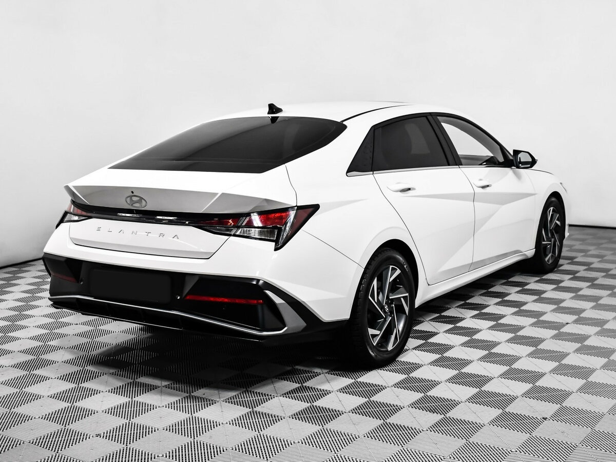 Hyundai Elantra с пробегом — 2023 год. Фото: #4