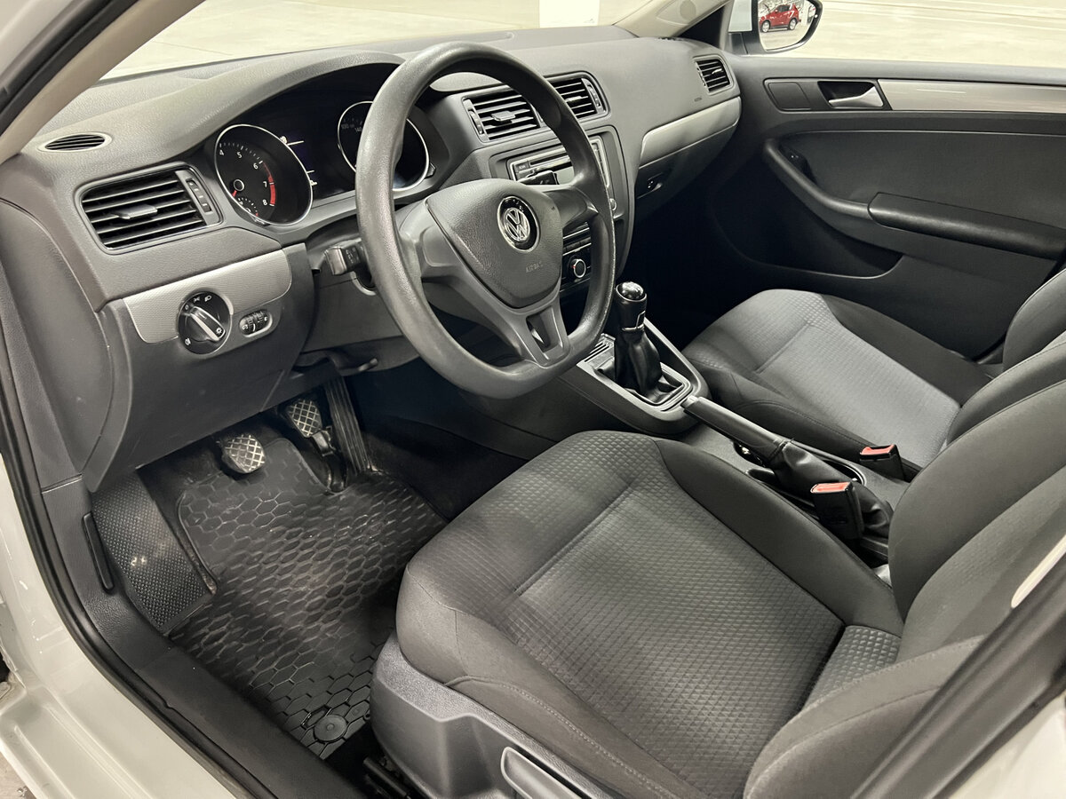 Volkswagen Jetta с пробегом — 2016 год. Фото: #15