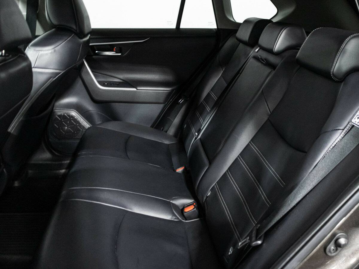 Toyota RAV4 с пробегом — 2020 год. Фото: #9