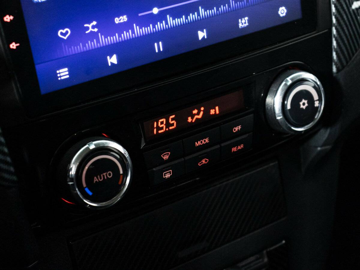 Mitsubishi Pajero с пробегом — 2015 год. Фото: #15