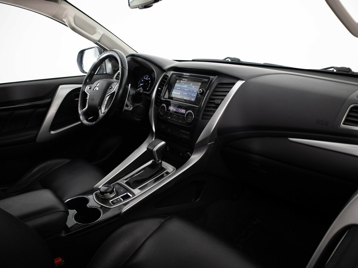 Mitsubishi Pajero Sport с пробегом — 2016 год. Фото: #10