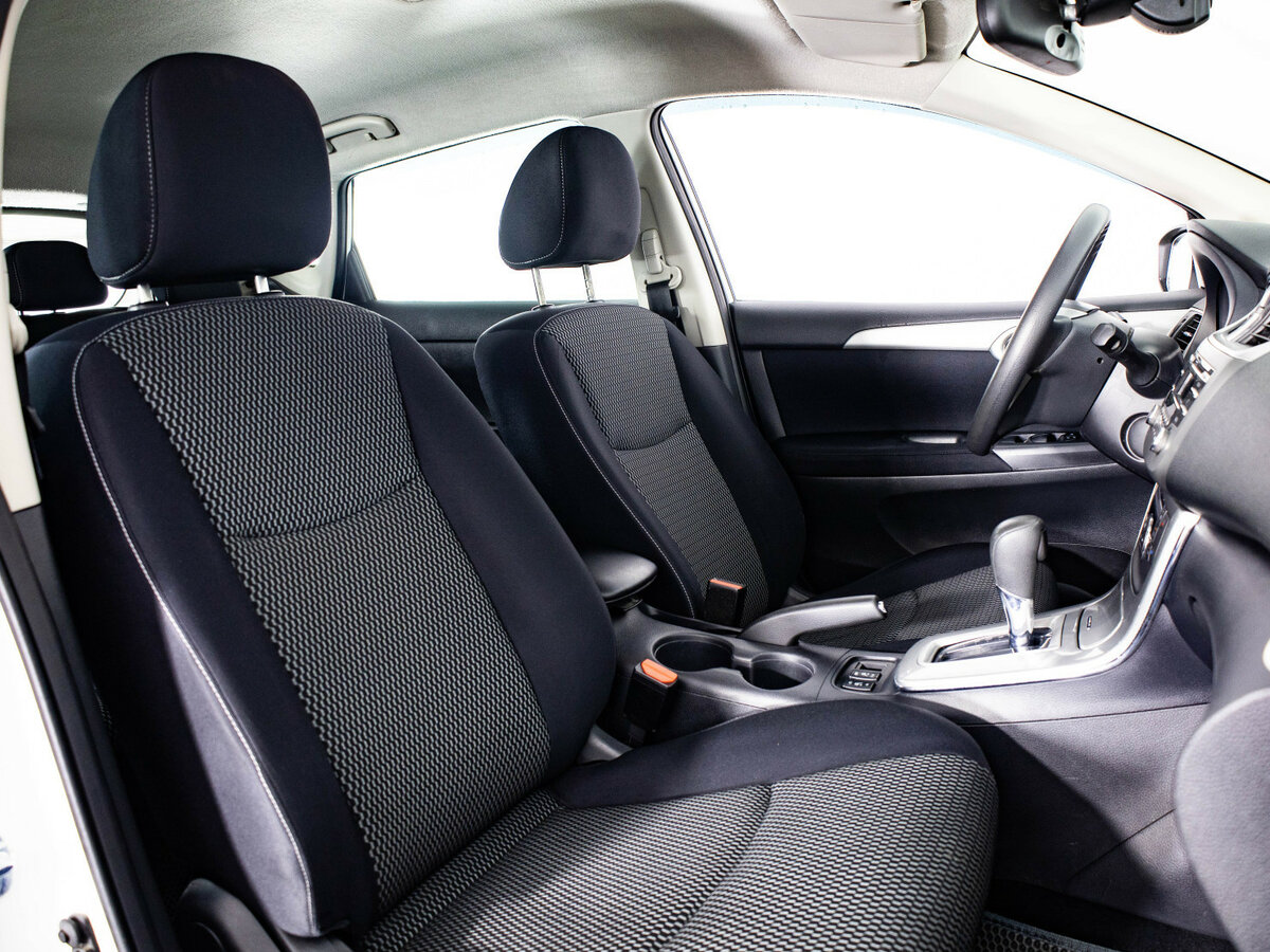 Nissan Tiida с пробегом — 2015 год. Фото: #10