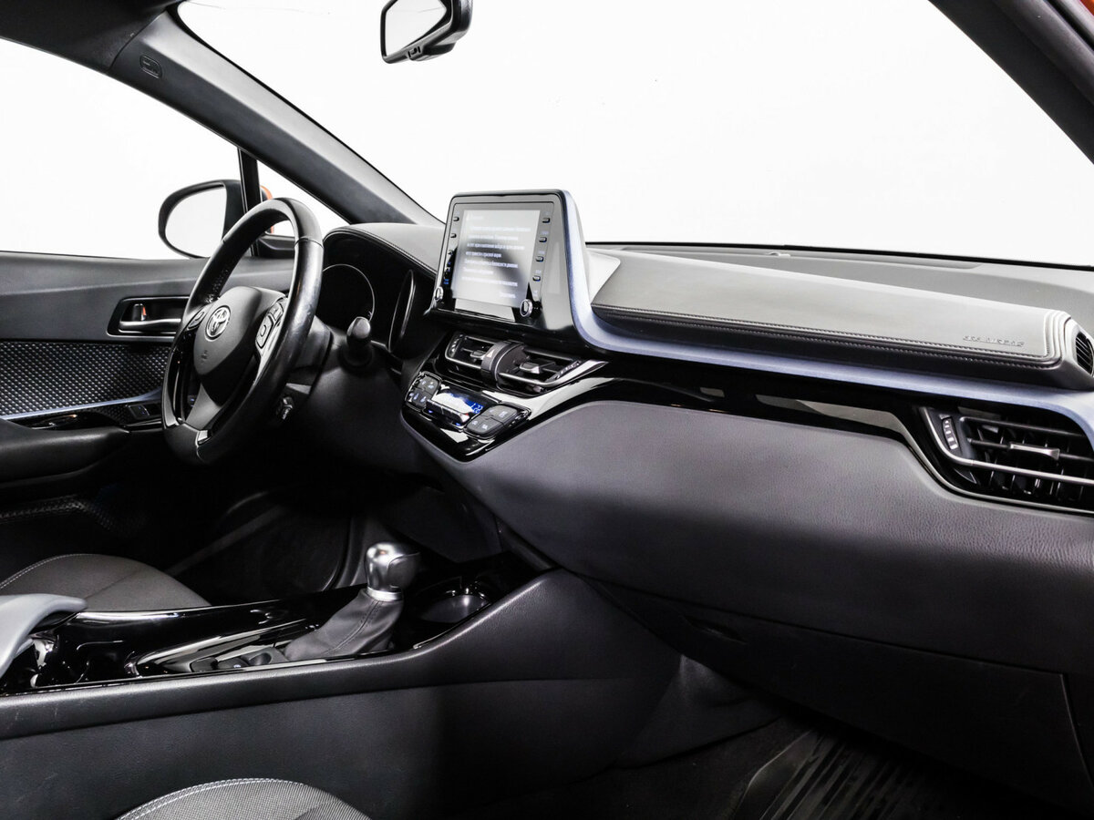 Toyota C-HR с пробегом — 2019 год. Фото: #7