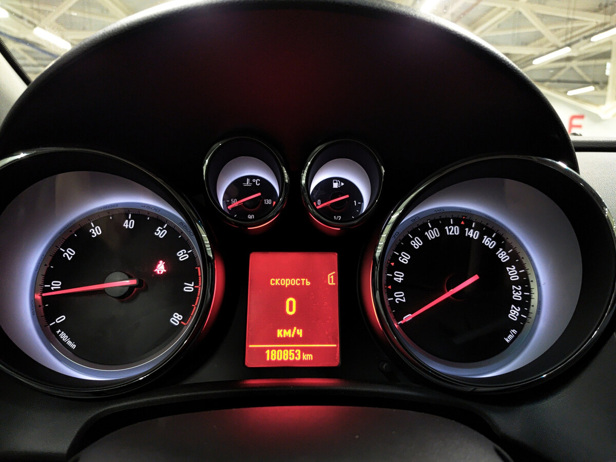 Opel Astra с пробегом — 2013 год. Фото: #12