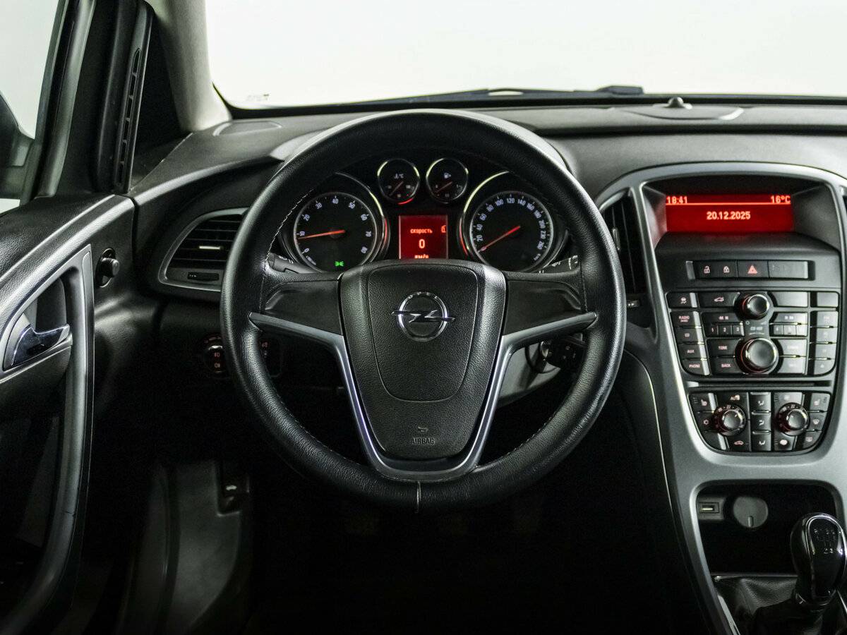 Opel Astra с пробегом — 2013 год. Фото: #8