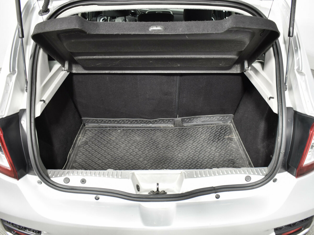 Renault Sandero с пробегом — 2016 год. Фото: #17