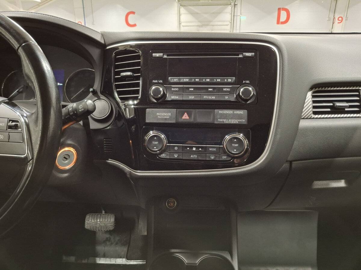 Mitsubishi Outlander с пробегом — 2015 год. Фото: #13