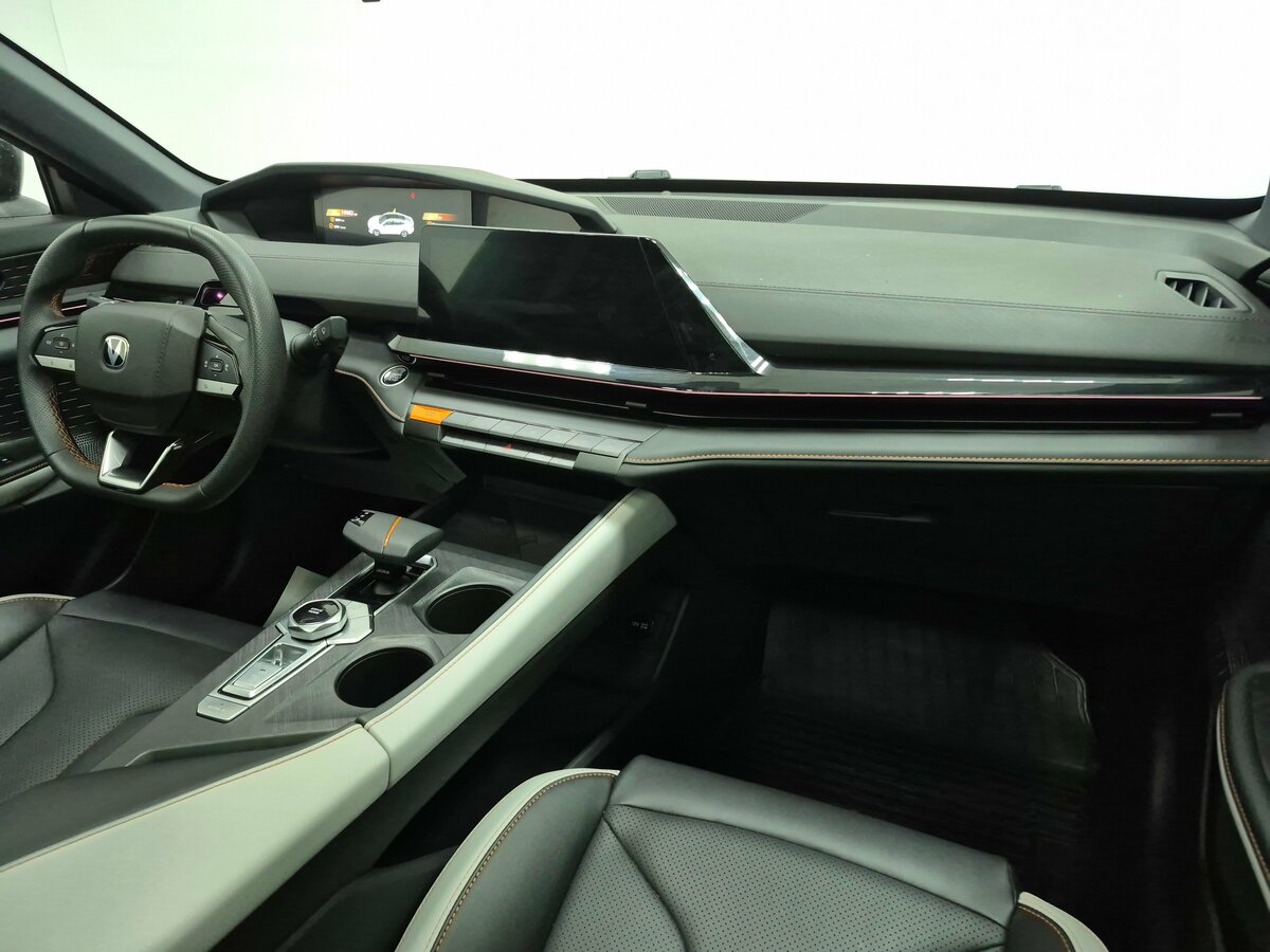 Changan UNI-V с пробегом — 2024 год. Фото: #11