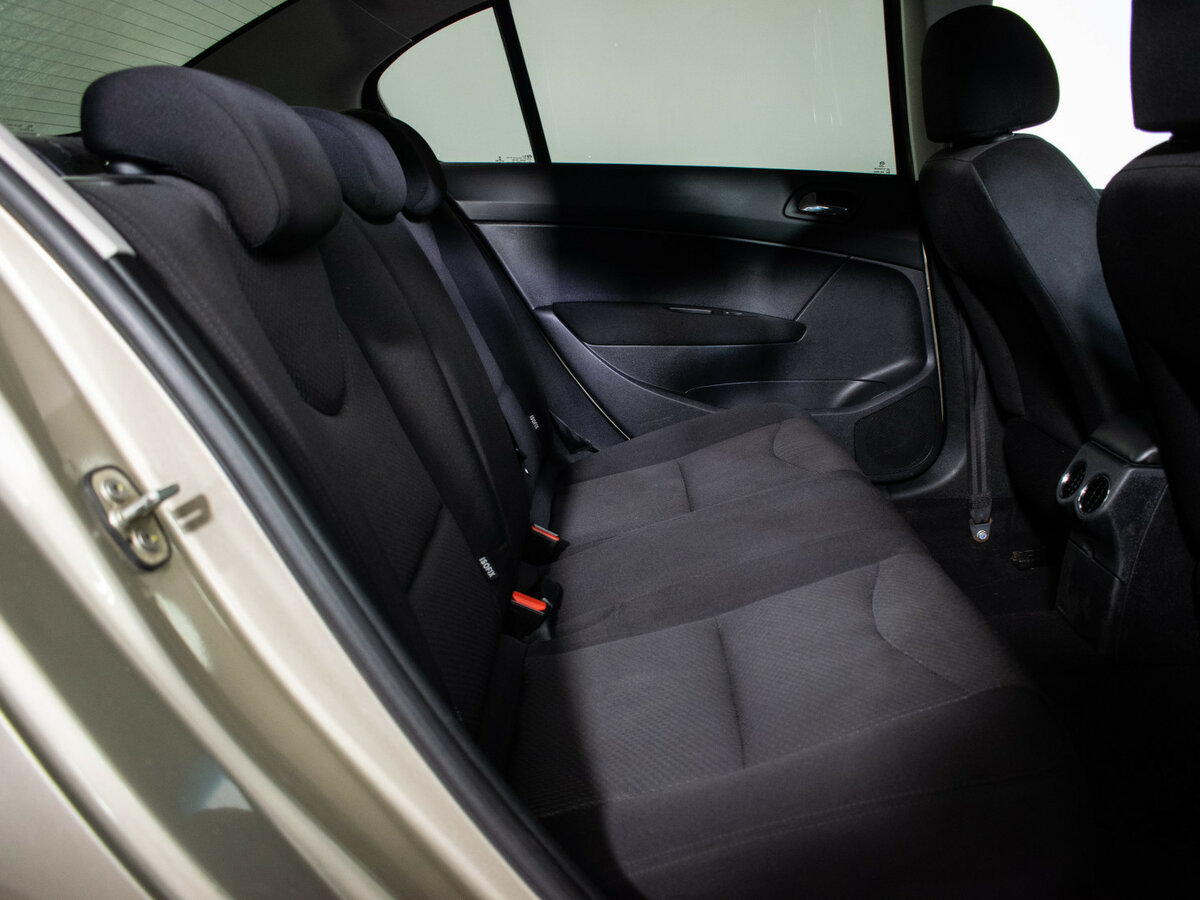 Peugeot 408 с пробегом — 2013 год. Фото: #8