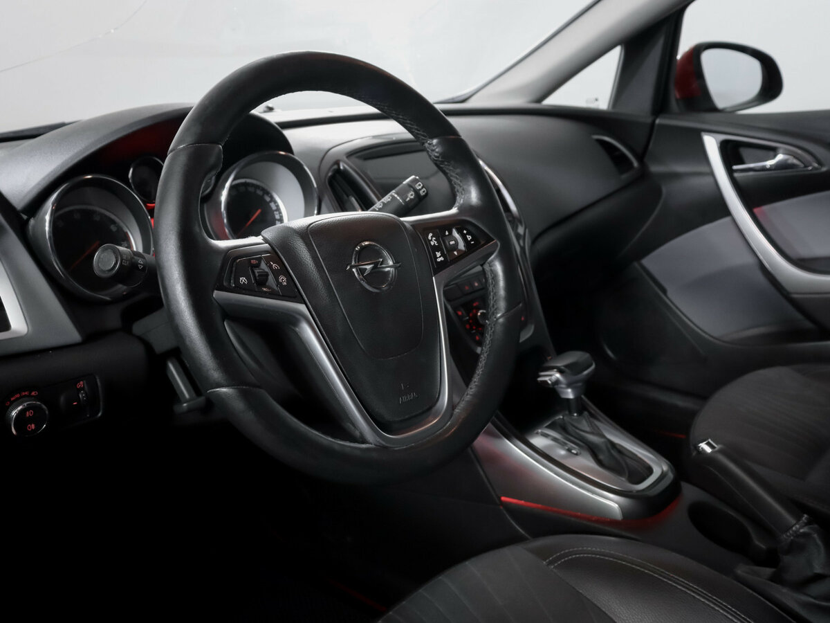 Opel Astra с пробегом — 2013 год. Фото: #11