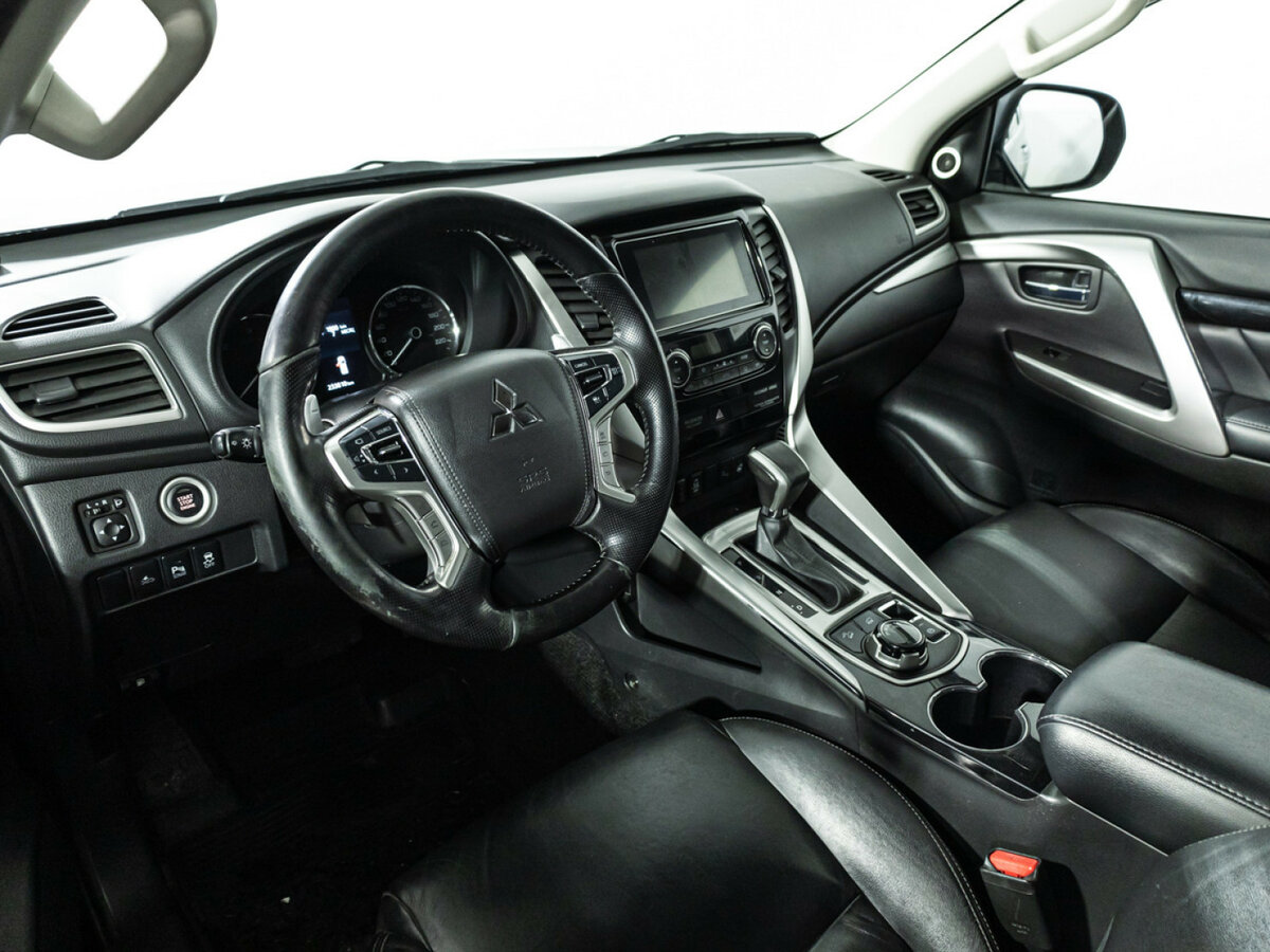 Mitsubishi Pajero Sport с пробегом — 2017 год. Фото: #8