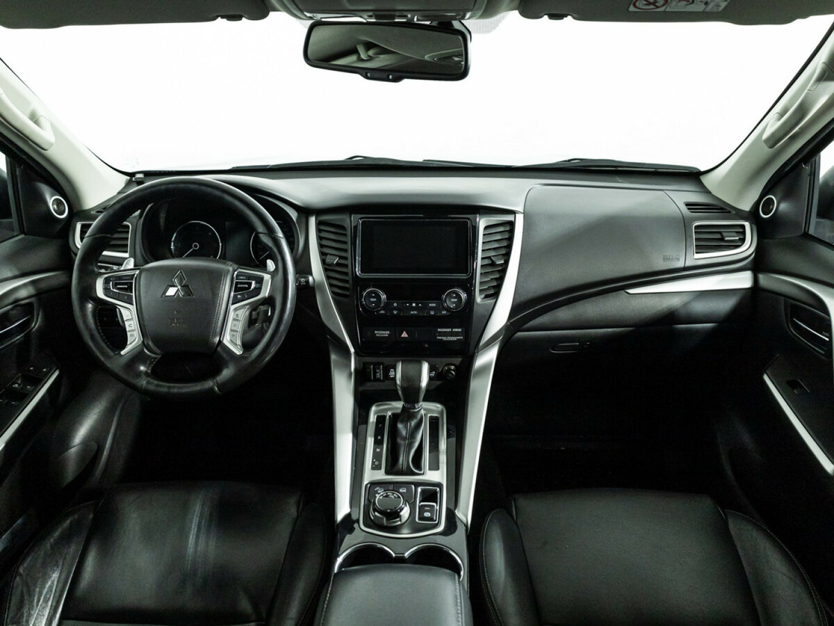 Mitsubishi Pajero Sport с пробегом — 2017 год. Фото: #10